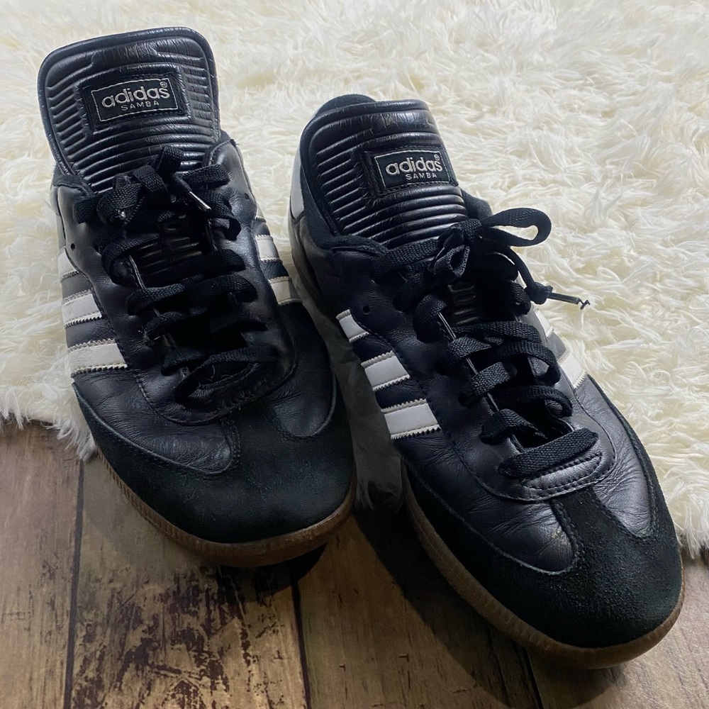 Men’s Adidas Samba Soccer Shoes. Classic black. Used. Men’s US size 10.5